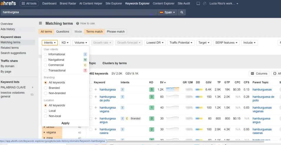 Captura de pantalla de Ahrefs mostrando el filtro por intención de búsqueda en el Keywords Explorer, con opciones para intenciones informacional, navegacional, comercial y transaccional.

