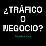 Miniatura en fondo negro con texto en blanco “¿Tráfico o negocio?” y subtítulo azul “Haz esto primero”, diseñada por Lucía y el SEO para un vídeo sobre keyword research estratégico.