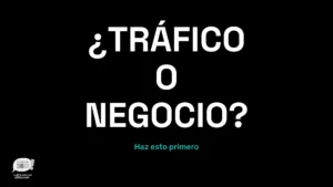 Miniatura en fondo negro con texto en blanco “¿Tráfico o negocio?” y subtítulo azul “Haz esto primero”, diseñada por Lucía y el SEO para un vídeo sobre keyword research estratégico.