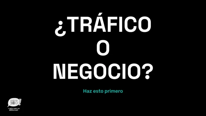 Miniatura en fondo negro con texto en blanco “¿Tráfico o negocio?” y subtítulo azul “Haz esto primero”, diseñada por Lucía y el SEO para un vídeo sobre keyword research estratégico.