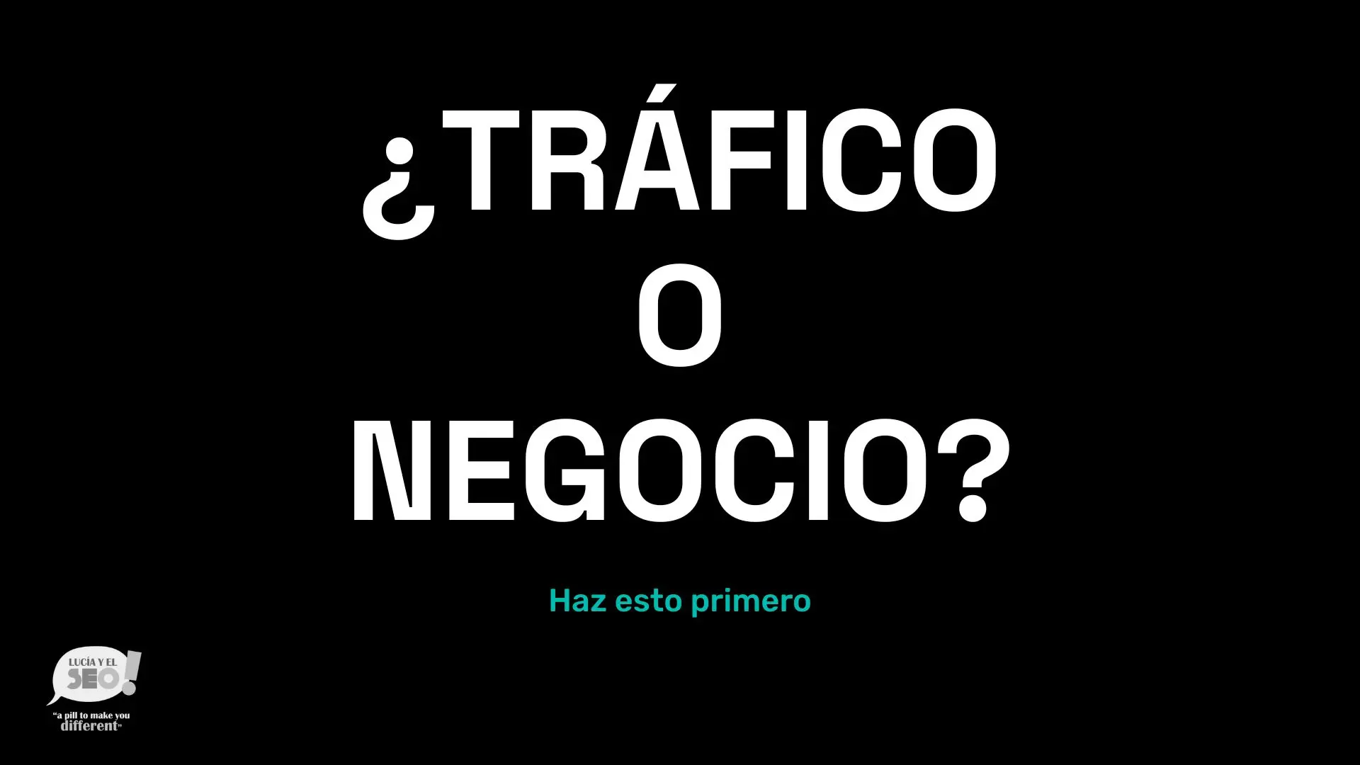 Miniatura en fondo negro con texto en blanco “¿Tráfico o negocio?” y subtítulo azul “Haz esto primero”, diseñada por Lucía y el SEO para un vídeo sobre keyword research estratégico.