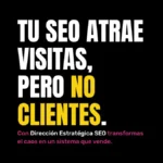 Imagen con fondo negro y texto destacado: “Tu SEO atrae visitas, pero no clientes”. Debajo, una frase aclaratoria: “Con Dirección Estratégica SEO transformas el caos en un sistema que vende”. Diseño en estilo boutique con tipografía clara e irónica.