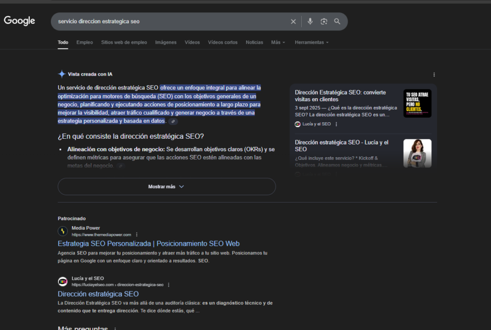 Captura de Google mostrando un resultado con Vista creada con IA para la búsqueda “servicio dirección estratégica SEO”, donde se define el servicio como un enfoque integral para alinear la optimización SEO con los objetivos del negocio, acompañado de resultados de Lucía y el SEO.