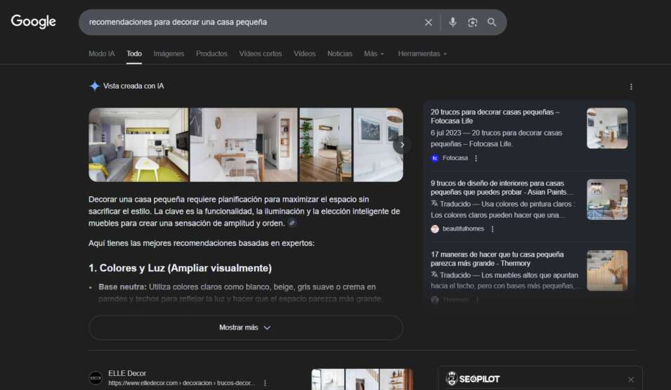 Search Ecosystem optimization 9 Captura de Google mostrando un resultado generado con IA para la búsqueda “recomendaciones para decorar una casa pequeña”. La interfaz combina un resumen generado por inteligencia artificial, imágenes, consejos estructurados y fuentes externas, ejemplificando cómo Google transforma la SERP en un entorno híbrido de resolución de necesidades.