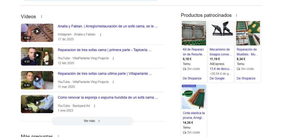 Search Ecosystem optimization 12 Captura de resultados de Google para la búsqueda “arreglar sofá cama” mostrando una SERP híbrida con vídeos tutoriales de YouTube e Instagram junto a productos patrocinados relacionados con la reparación. La imagen ejemplifica cómo Google adapta los formatos de respuesta según la intención y necesidad del usuario.